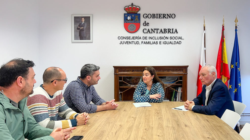La consejera de Inclusión Social, Juventud, Familias e Igualdad, Begoña Gómez del Río, recibe al alcalde de Ribamontán al Monte.
