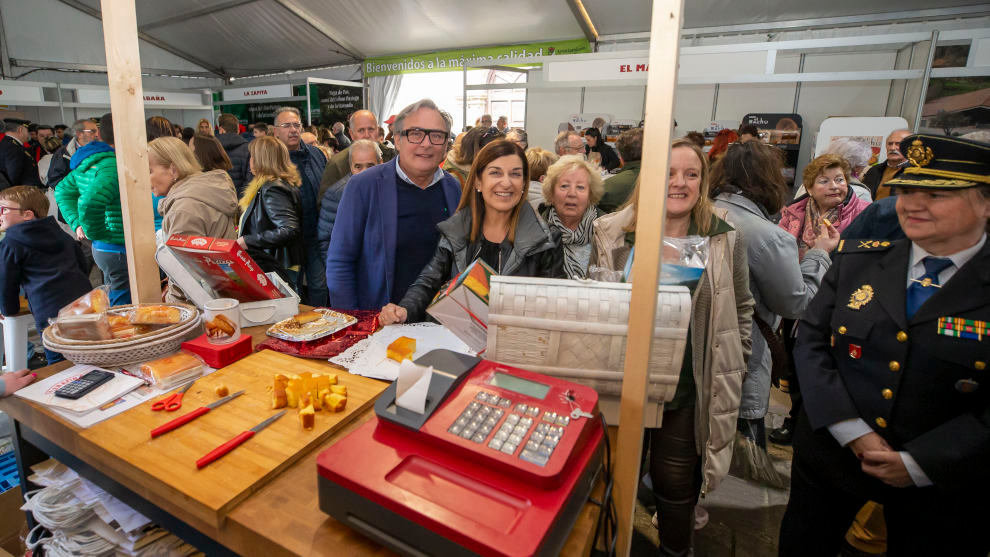 La presidenta de Cantabria, María José Sáenz de Buruaga, visita la Feria del Sobao y la Quesada Pasiega