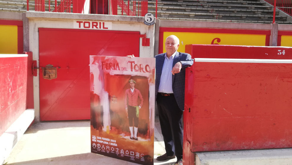 Indalecio Sobrino posa con el cartel anunciador de la Feria del Toro de Pamplona 2024.