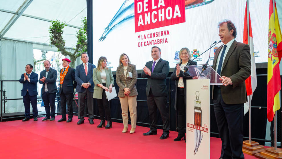 Autoridades en la inauguración de la XXIV Feria de la Anchoa y la Conserva de Cantabria 2024