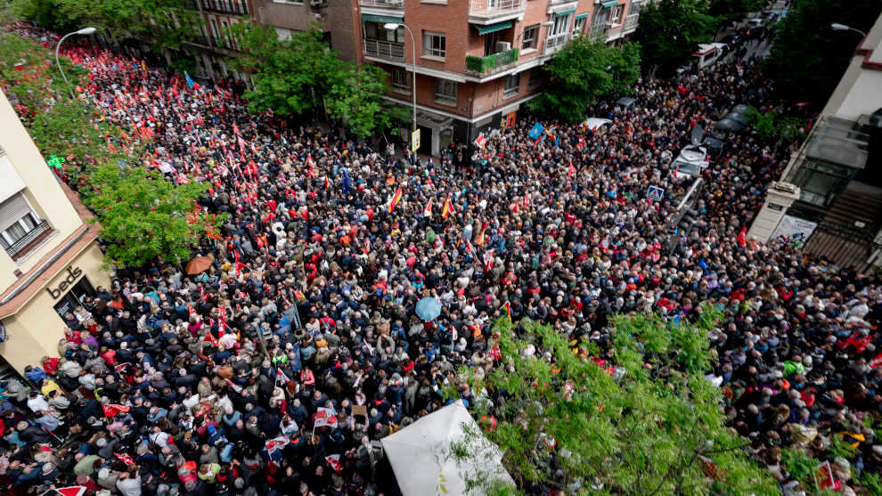 Miles de personas durante la concentración en la calle de Ferraz en apoyo al presidente del Gobierno, Pedro Sánchez,